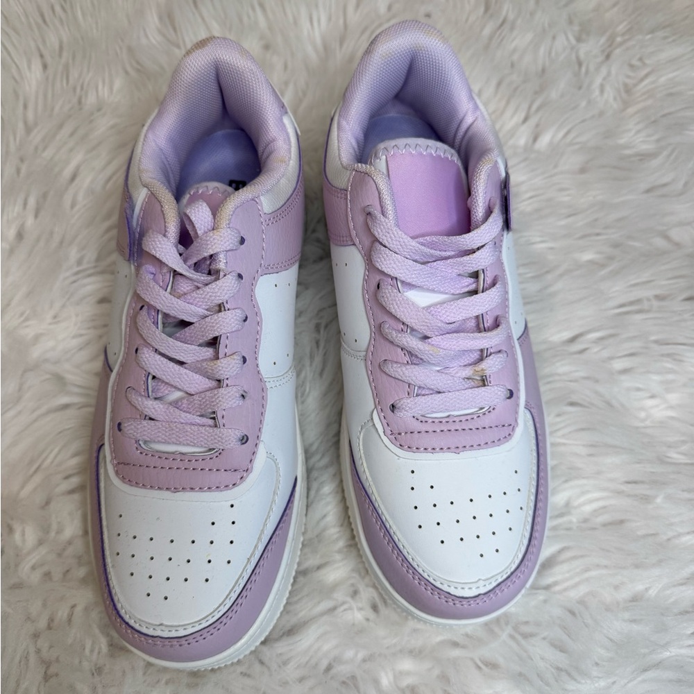 Lavender woman’s sneakers size 7